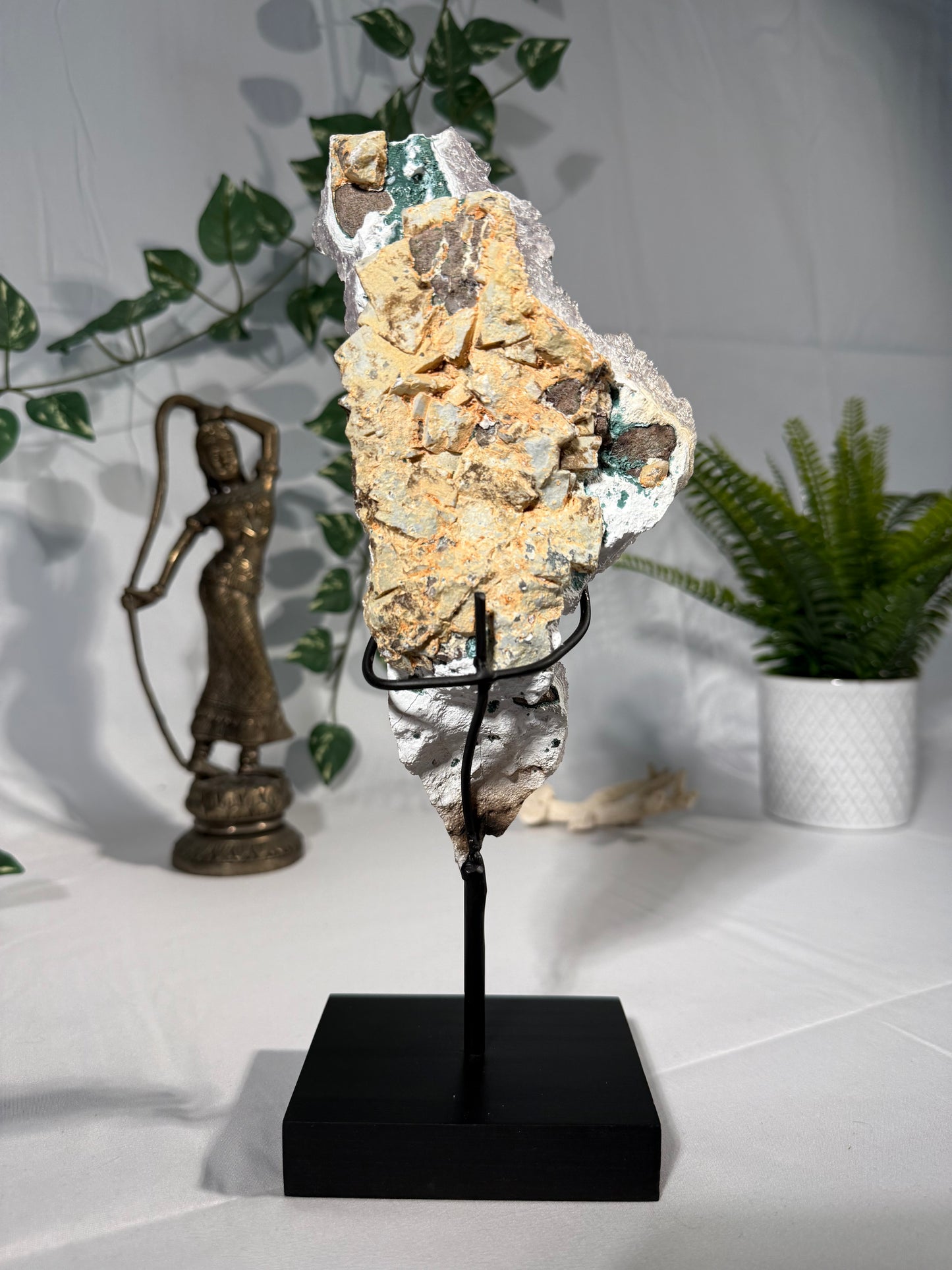 Zeolith auf Metallständer (Amethyst Formation)