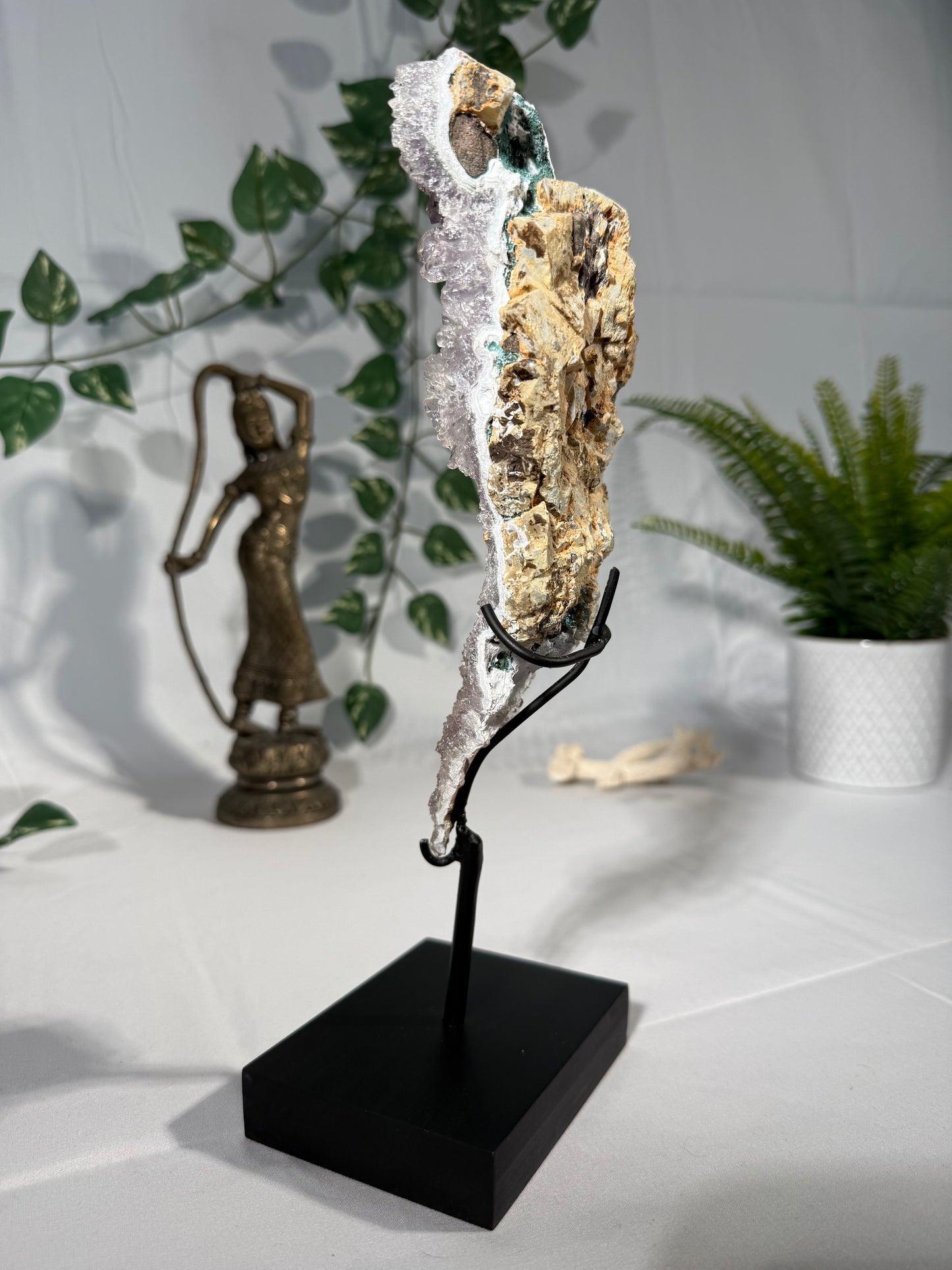 Zeolith auf Metallständer (Amethyst Formation)