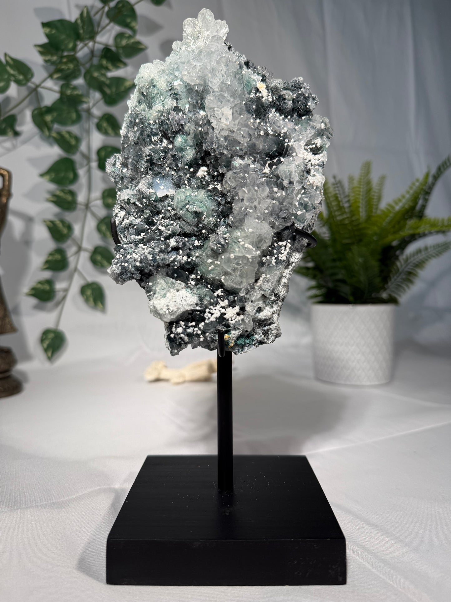 Zeolith auf Metallständer (Amethyst Formation)