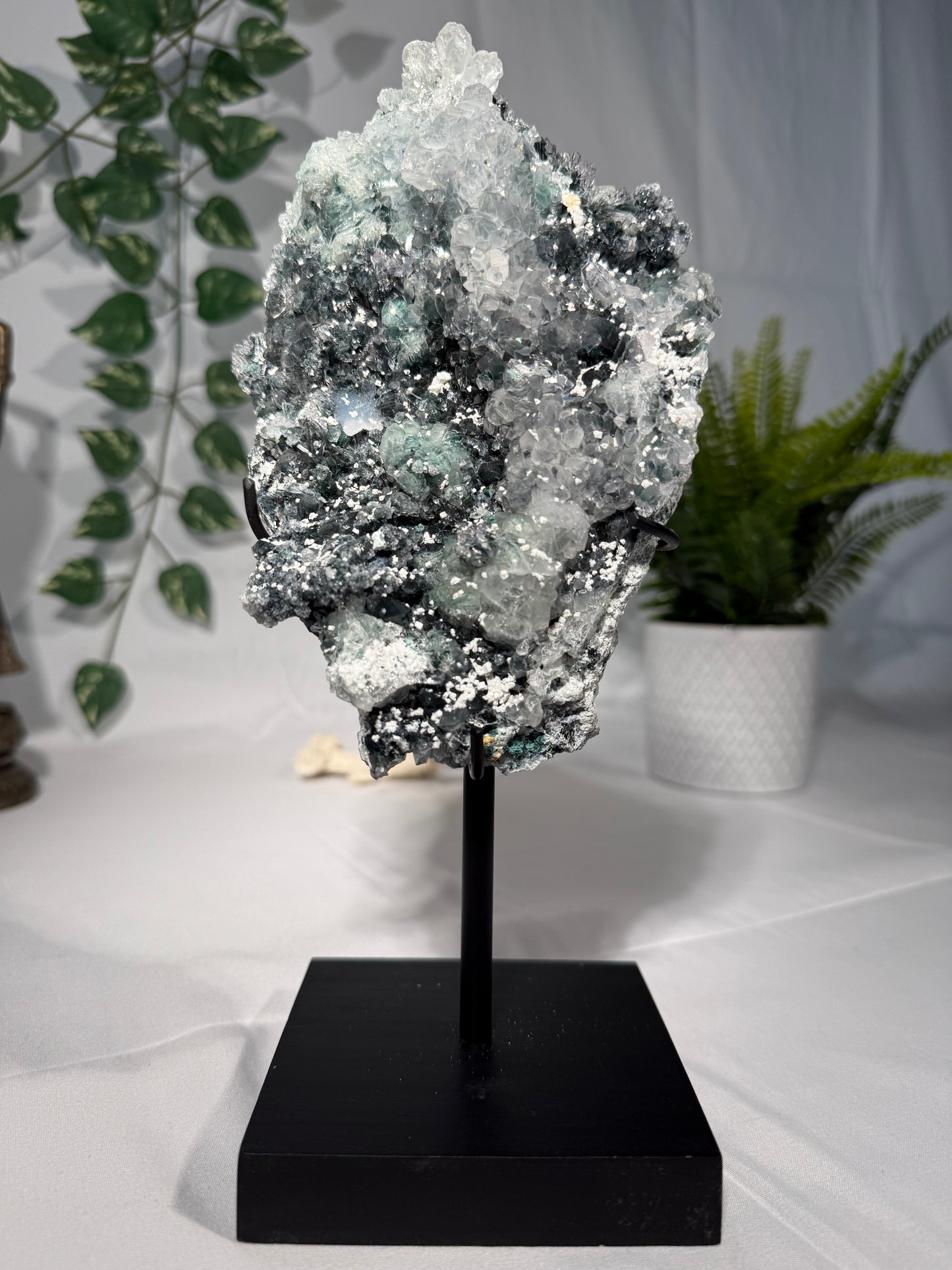 Zeolith auf Metallständer (Amethyst Formation)