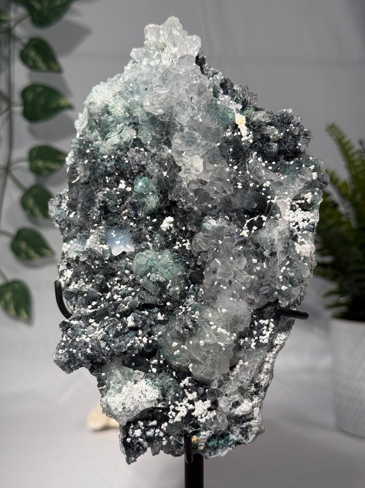 Zeolith auf Metallständer (Amethyst Formation)